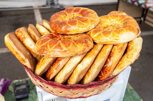 Apetitivos panes planos uzbek del tandir — Foto de Stock