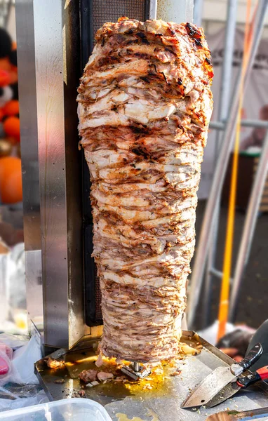 Fast food doner carne di kebab su una griglia rotante — Foto Stock