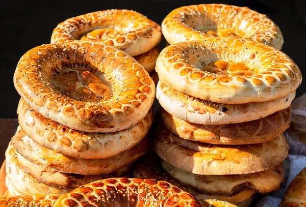 Appetizing uzbek flat breads from the tandir — Stock Photo, Image