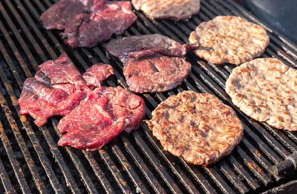 Pedaços apetitosos de carne grelhada cozida na grelha — Fotografia de Stock