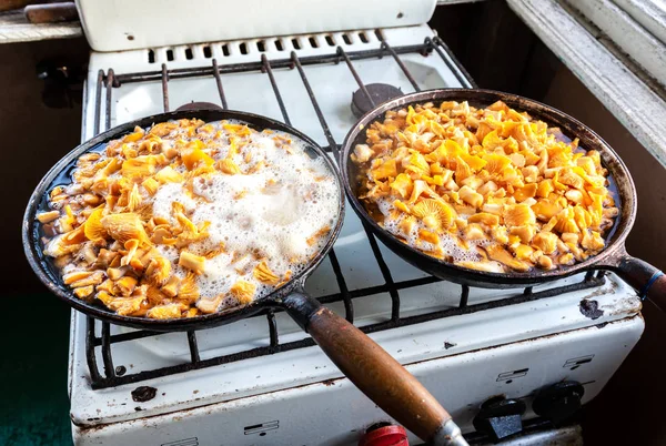 Champignons Pfifferlinge werden in einer alten Pfanne gebraten — Stockfoto