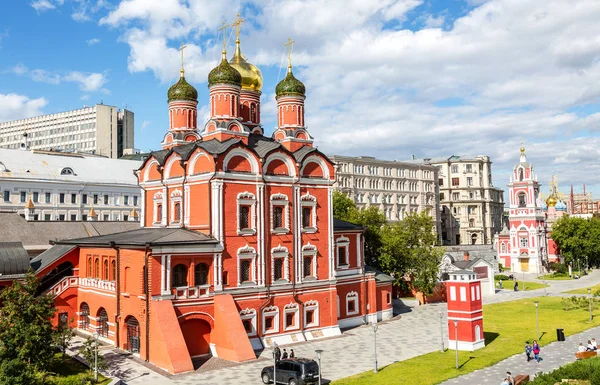 Kathedraal van Znamensky naast het Zaryadye park in Moskou — Stockfoto