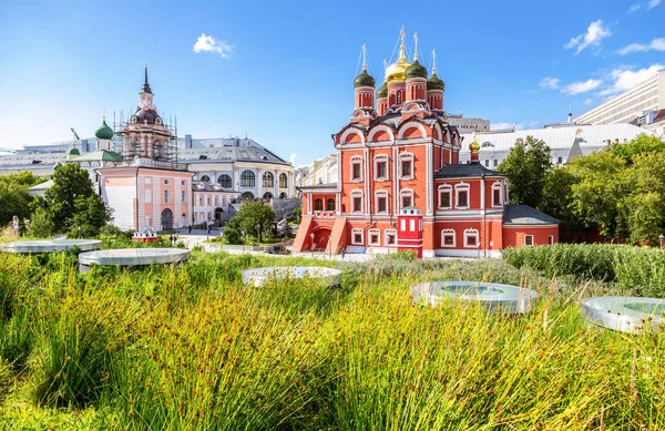 Znamensky Cathedral next the Zaryadye park in Moscow — Stock Photo, Image