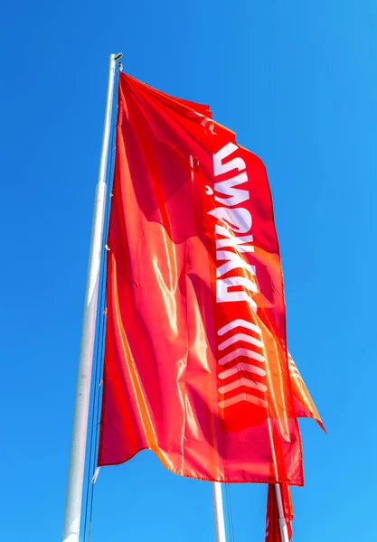 Bendera perusahaan minyak Lukoil terhadap langit biru — Stok Foto