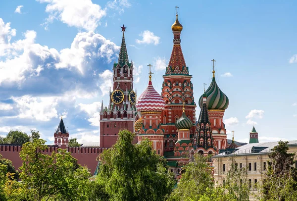 Moscú Kremlin, Catedral de Basilio Bendito en el día de verano —  Fotos de Stock