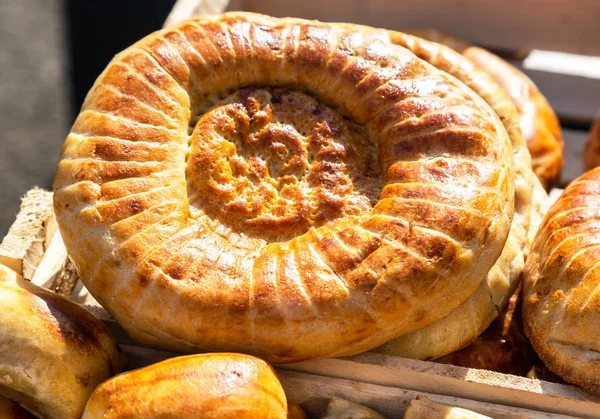Узбекский плоский хлеб с кунжутом из тандира — стоковое фото
