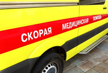 Ambulans arabası şehir sokağına park etmiş. Rusça metin: Eme