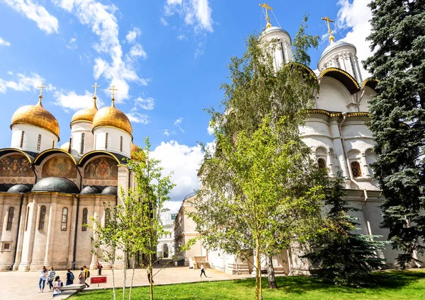 Antagande katedralen och Patriarshy katedralen i Moskva Kreml — Stockfoto