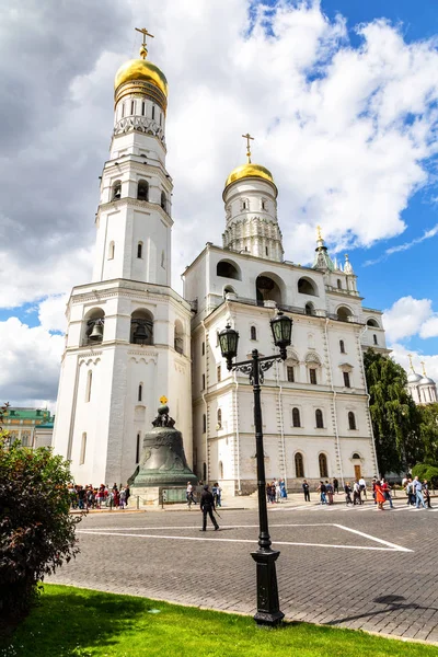 Tsar Bell, Ivan the Great bell tower and Archangel Cathedral — Stock Photo, Image
