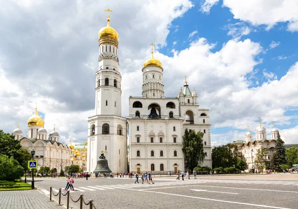 Tsar Bell, Ivan the Great bell tower and Archangel Cathedral — Stock Photo, Image