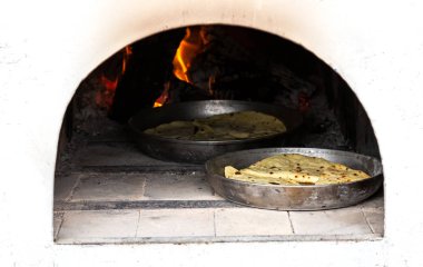 Rus fırınında geleneksel turta pişirmek.