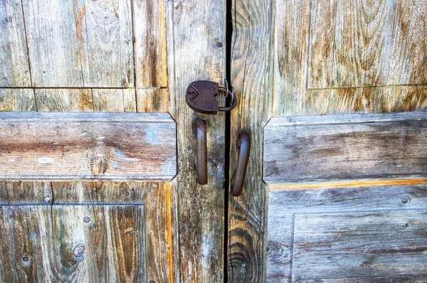 Vecchio cancello in legno con lucchetto arrugginito — Foto Stock