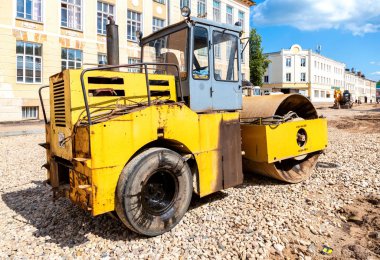 Yol silindiri yeni yol inşaatında çalışıyor.