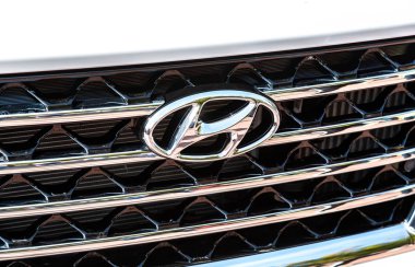 Arabada Hyundai logosu var.