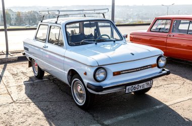 Klasik Sovyet otomobili Zaz-968 m şehir sokağına park edildi.