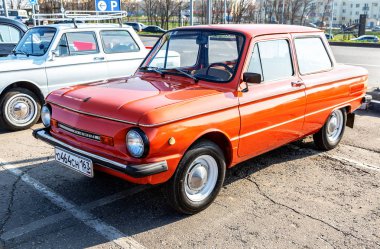 Klasik Sovyet otomobili Zaz-968 m şehir sokağına park edildi.