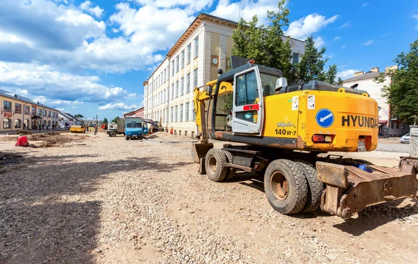 新しい道路の建設に取り組むバックホー — ストック写真