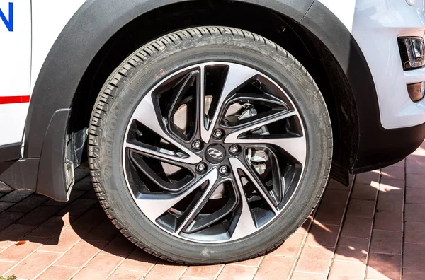 Hyundai roda de carro de disco de liga leve com pneu Kumho — Fotografia de Stock