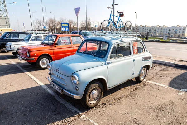 Eski Sovyet otomobili Zaz-965 şehir sokağına park edilmiş. — Stok fotoğraf