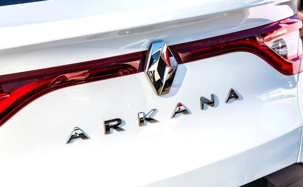 A Renault Arkana logó közelsége az autón — Stock Fotó