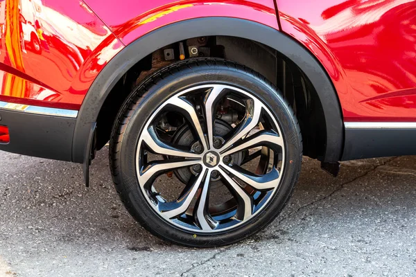 Renault roda de carro de disco de liga leve com pneu de baixo perfil Maxx — Fotografia de Stock