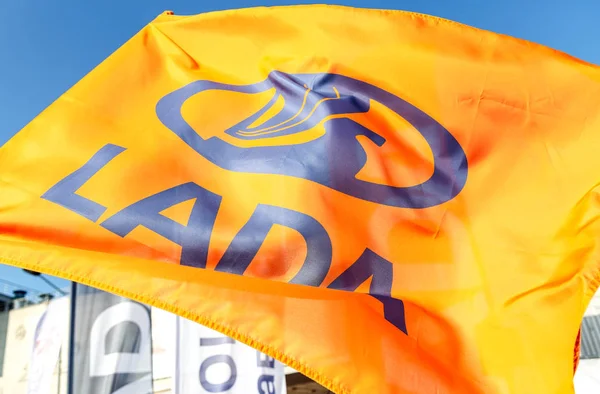 Dealership vlag van Lada tegen de blauwe lucht — Stockfoto