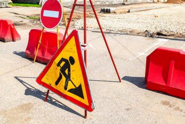 Şehir caddesinde trafik işaretleri var.