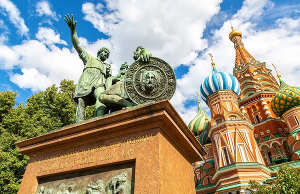 Monument to Minin and Pozharsky (1818) next the Cathedral of Vas — Stock Photo, Image