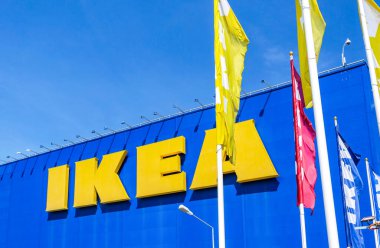 Samara, Rusya - 1 Haziran 2019: IKEA logosu ve bayraklarıyla ünlü IKEA mobilya mağazasının dış görünümü