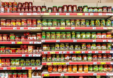 Samara, Rusya - 3 Mayıs 2019: Bir marketin raflarındaki cam kutularda konserve sebzeler. Gıda arkaplanı
