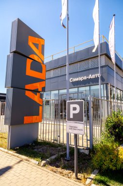 Samara, Rusya - 29 Mayıs 2020: resmi satıcı Lada 'nın yaz günü inşaatı. Lada bir Rus otomobil üreticisi.