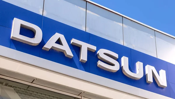 サマラ ロシア 2020年5月29日 公式のディーラーのオフィスでのDatsunの販売代理店のサイン ダットサンは日産自動車が所有する自動車ブランドです — ストック写真