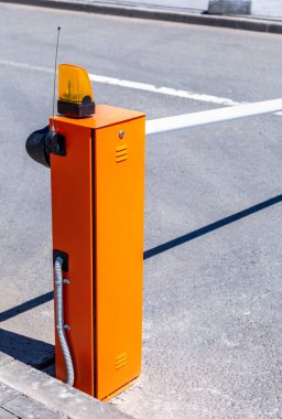 Giriş veya trafiği durdurmak için otomatik yükselen kol bariyeri. Bariyer kapısı açılıyor.