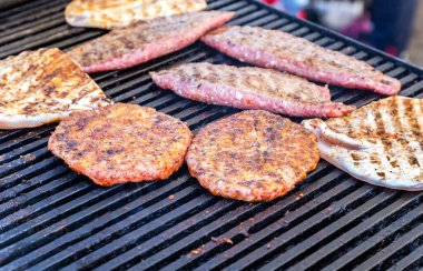 Izgarada kızartılmış et parçaları kızgın kömürlerin üzerinde pişiyor.