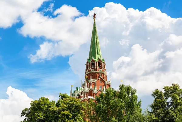 在乌云密布的天空中俯瞰莫斯科克里姆林宫的博罗维茨卡亚塔 世界旅游业在莫斯科的吸引力 — 图库照片