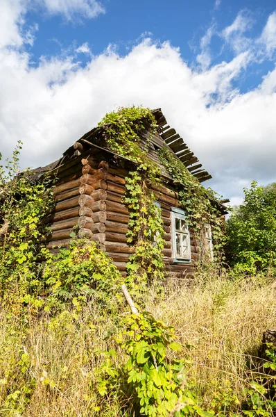 Altes Verlassenes Holzhaus Auf Dem Land Sommertagen Gebiet Nowgorod Russland — Stockfoto