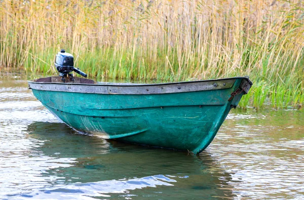 Plastfiskebåt Med Motor Sjön Sommardag — Stockfoto