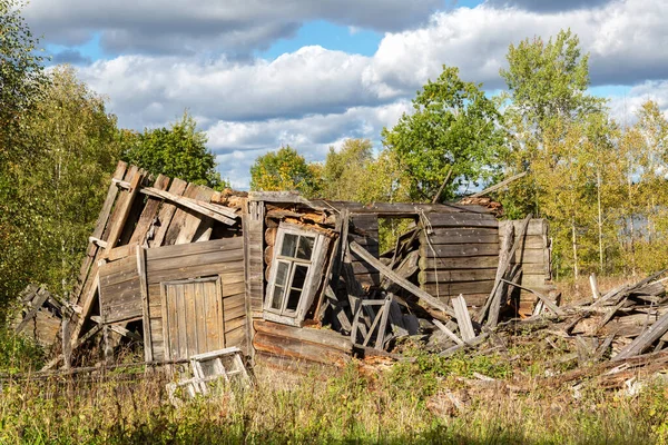 Vieilles Maisons Bois Brisées Dans Village Russe Abandonné Journée Été — Photo