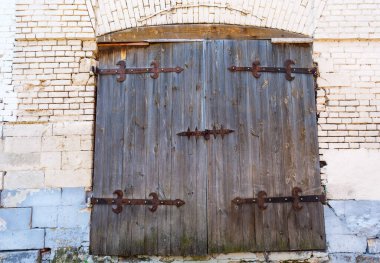Büyük metal menteşeli eski ahşap kapı.