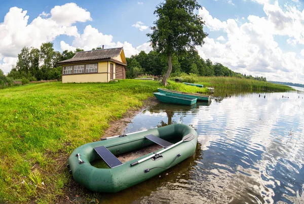 Fiskebåtar Och Träbad Vid Sjön Sommaren Solig Dag Nordliga Ländernas — Stockfoto