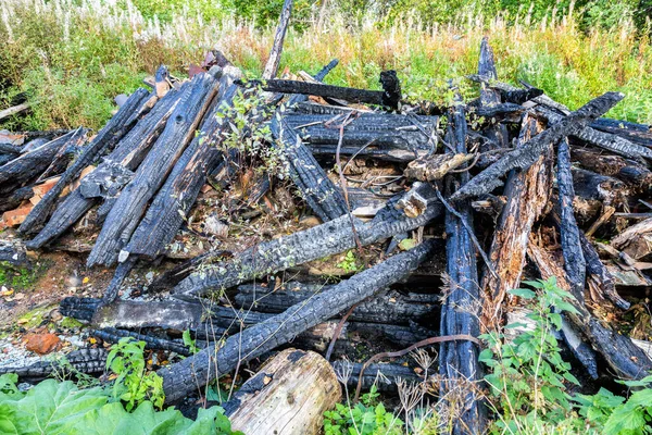 Yazın Köyde Yanmış Ahşap — Stok fotoğraf