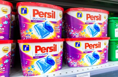 Samara, Rusya - 23 Kasım 2019: Persil ikilik çamaşır deterjanı mağazada satılmaya hazır