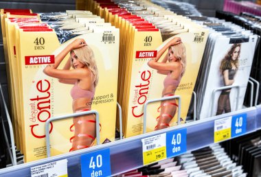 Samara, Rusya - 23 Kasım 2019: Conte kadın külotlu çorapları zincir hipermarketinde satılıyor