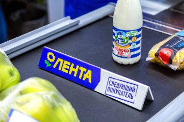 Samara, Rusya - 23 Kasım 2019: Lenta 'daki konveyör bandındaki erzak ayırıcı. Metin Rusça: Lenta, sonraki alıcı