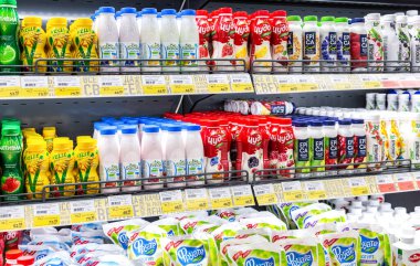 Samara, Rusya - 23 Kasım 2019: Zincir hipermarket Lenta 'da satışa sunulan çeşitli taze süt ürünleri. Yiyecek olarak paketlenmiş yoğurt