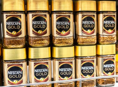 Samara, Rusya - 24 Kasım 2019: Nescafe Gold kahvesi marketin rafında