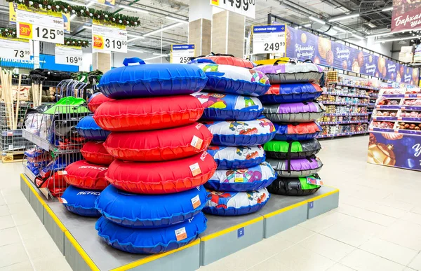 俄罗斯萨马拉 2019年11月23日 不同颜色的雪管在商店出售 — 图库照片