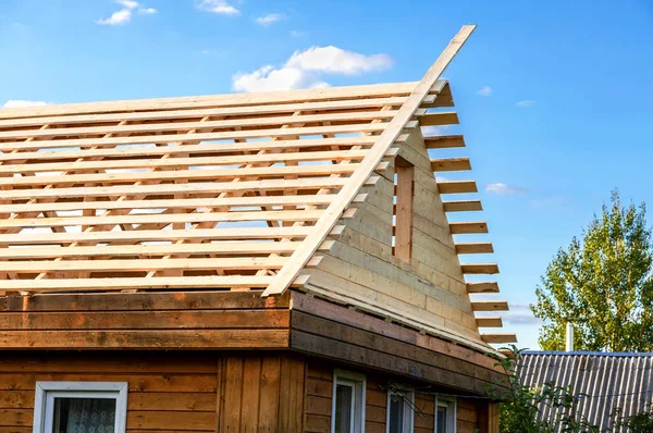 在村里建造一座木房子的新屋顶 — 图库照片