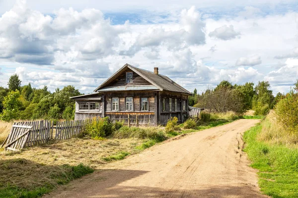 Abbandonato Vecchia Casa Rurale Legno Nel Villaggio Russo Estate Giornata — Foto Stock