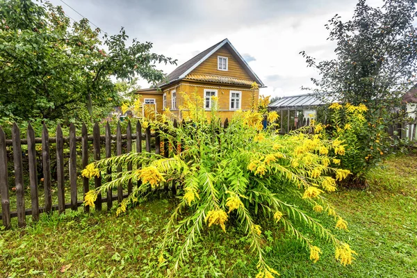 Casa Rural Tradicional Madera Pueblo Ruso Con Flores Amarillas Valla — Foto de Stock